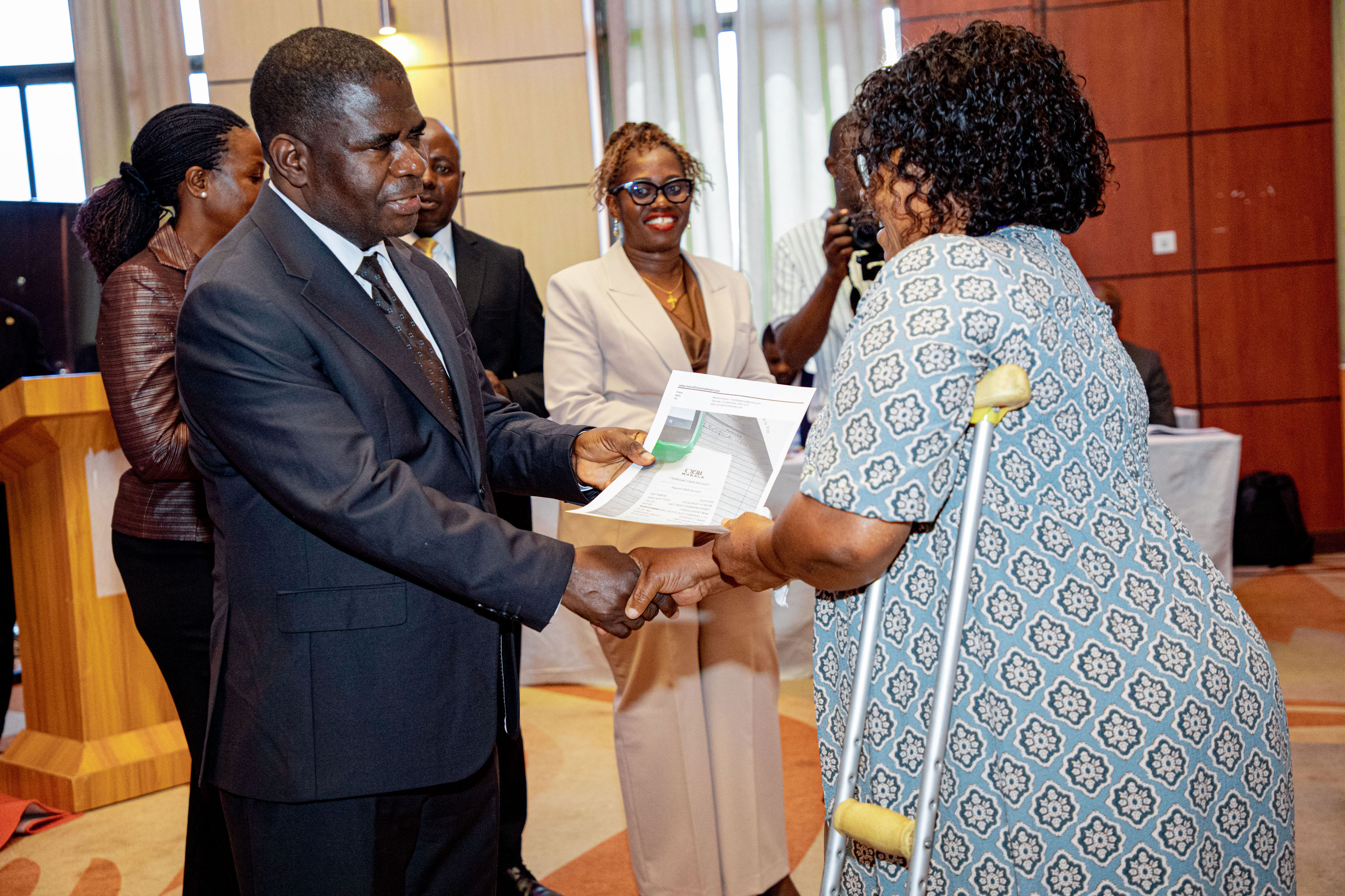 Hazina SACCOS yakabidhi risiti ya malipo ya kiti cha walemavu kwa Mwanachama wao mwenye ulemavu.